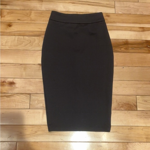 TOBI BLACK MIDI SKIRT - Picture 2 of 3